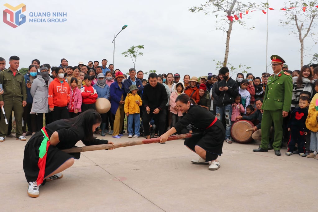 Le jeu traditionnel de poussée de bâtons a eu lieu au village culturel et touristique ethnique de San Diu (commune de Binh Dan, district de Van Don).