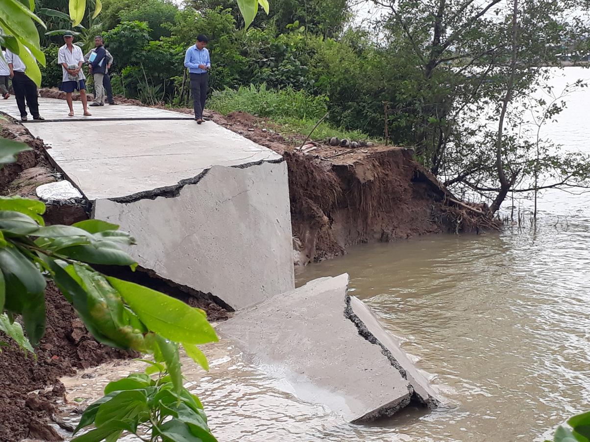 Las condiciones climáticas y meteorológicas extremas provocan fuertes lluvias y tornados, causando graves daños a la propiedad de las personas. Foto: Daños causados ​​por un tornado en mayo de 2022 en la comuna de Tan Long, distrito de Mang Thit.