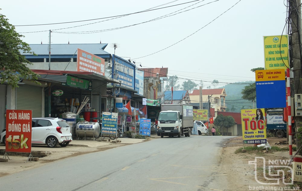 Many households in Nam Hoa commune (Dong Hy) open shops along National Highway 17.