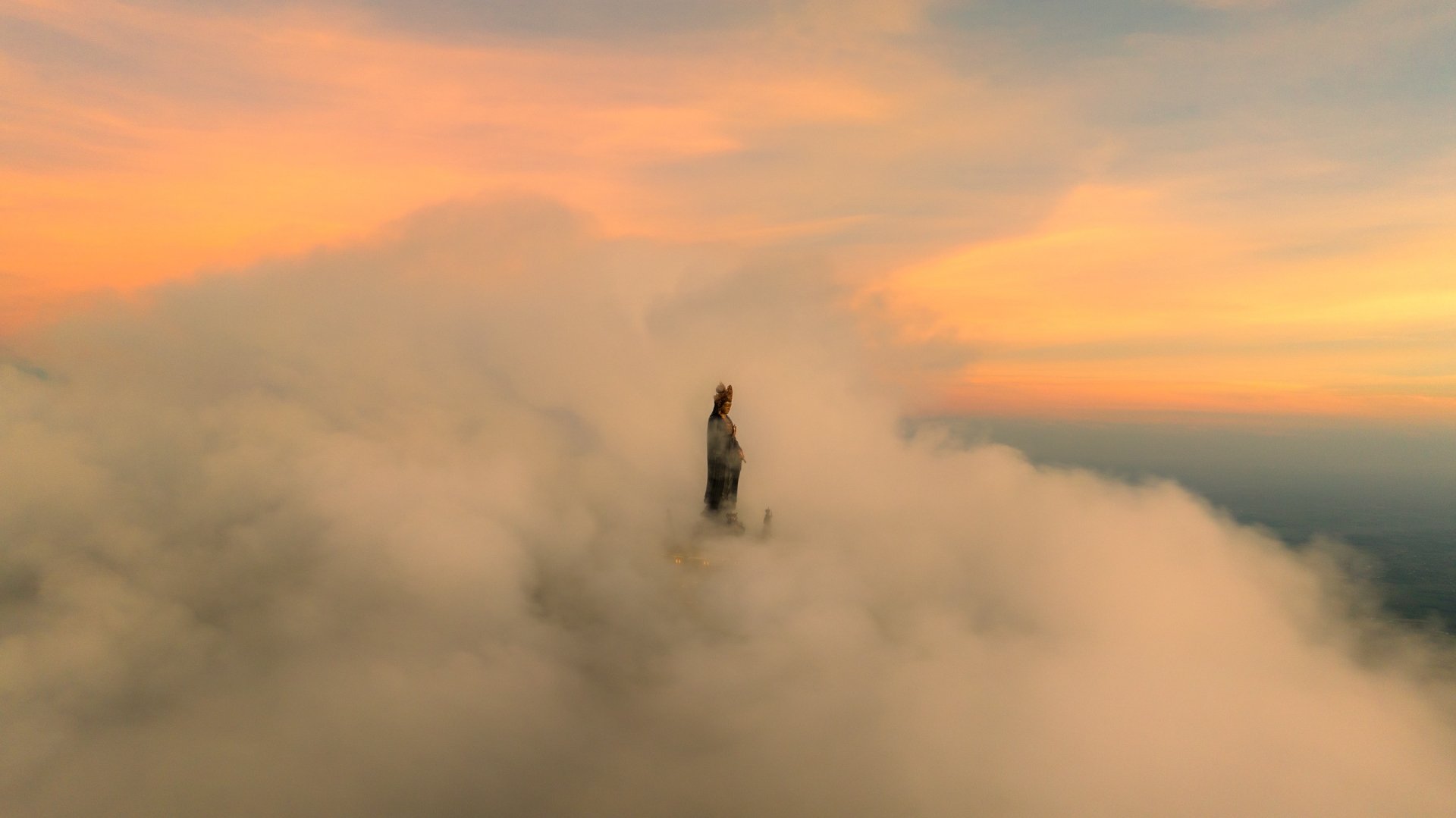 Chasse aux nuages ​​au sommet de la montagne Ba