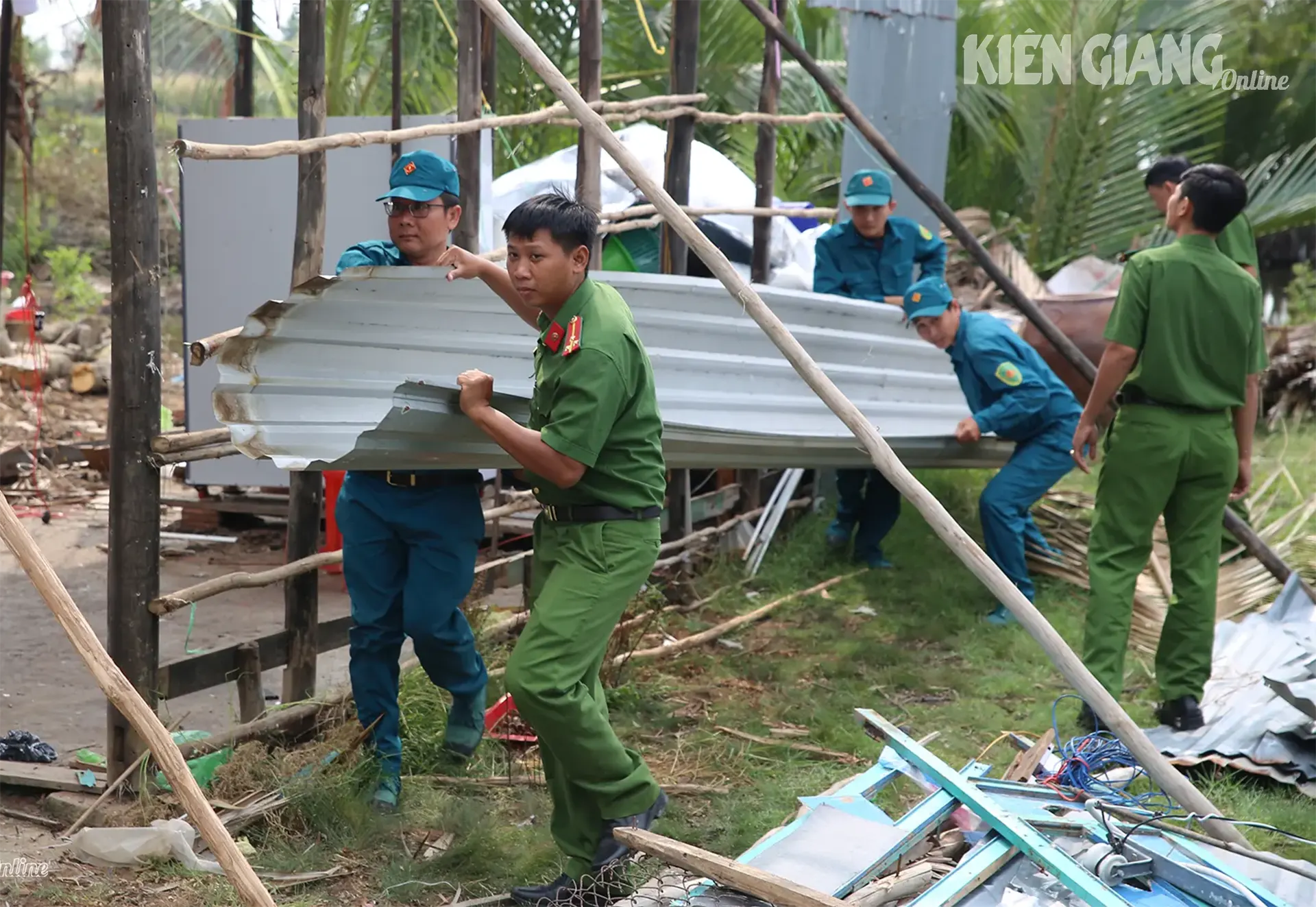 Nam Thai A commune started construction and handed over the great solidarity house