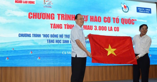 Nguoi Lao Dong Newspaper presents national flags and scholarships in Ca Mau and Hau Giang