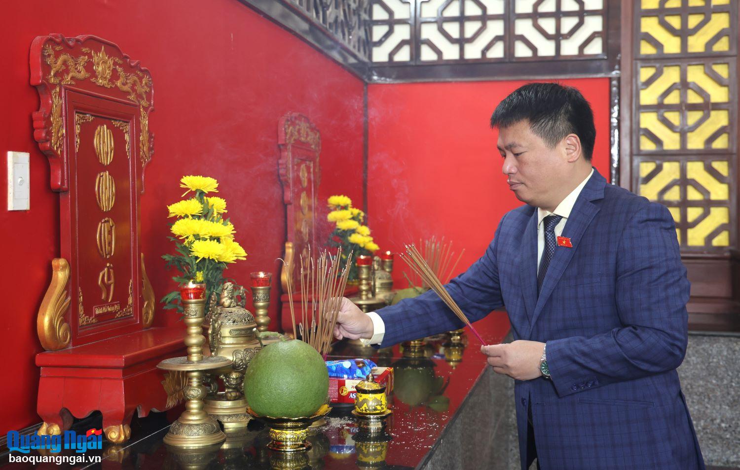 Standing Deputy Secretary of the Provincial Party Committee, Head of the Provincial National Assembly Delegation Dang Ngoc Huy offered incense to pay tribute to heroic martyrs at the Provincial Martyrs' Cemetery.