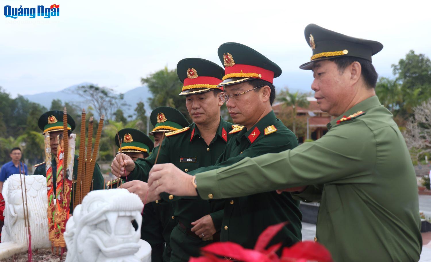 Officers and soldiers of the provincial armed forces offered incense to pay tribute and commemorate the heroic martyrs.