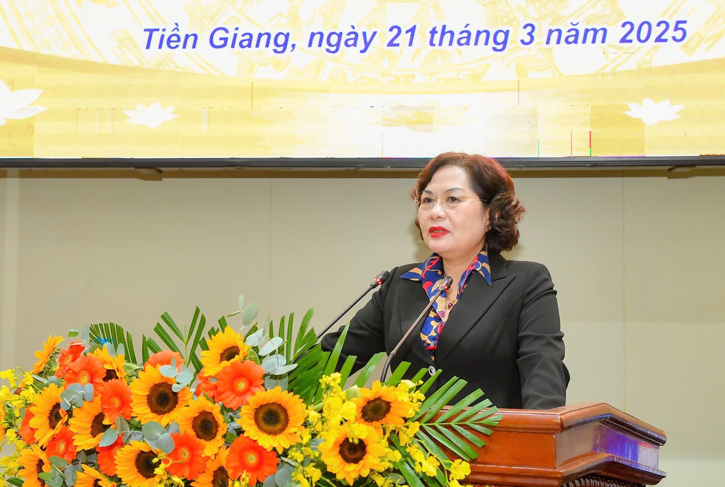 Thống đốc Nguyễn Thị Hồng phát biểu chỉ đạo tại buổi làm việc -Ảnh: Đức Khanh