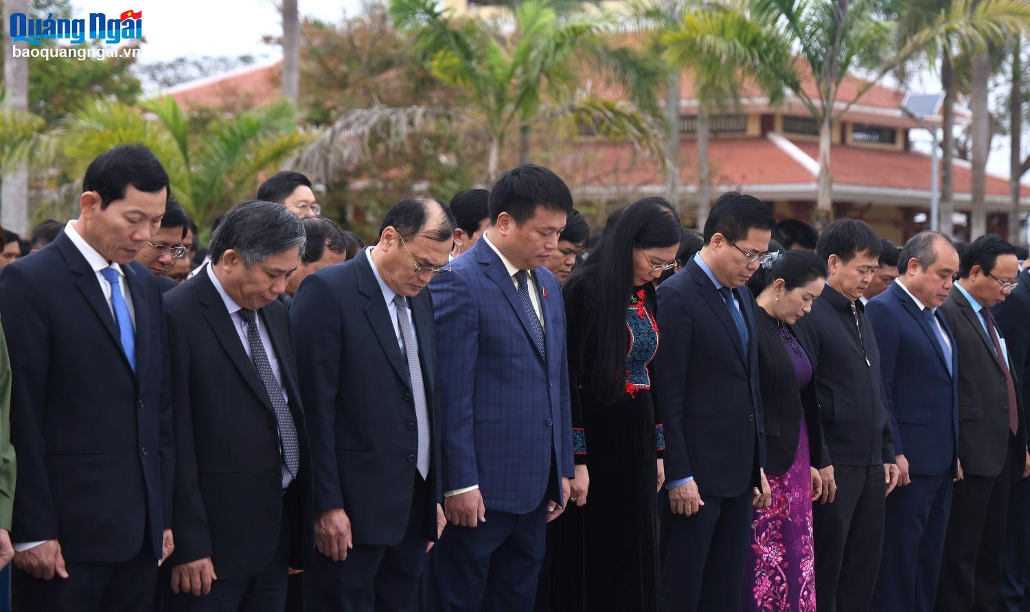 Delegates observed a moment of silence to commemorate the heroic martyrs - the nation's outstanding sons who heroically sacrificed for the independence and freedom of the Fatherland.