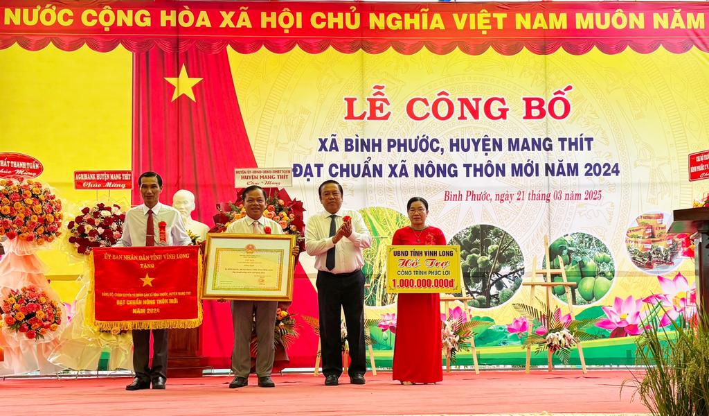 Ông Nguyễn Văn Liệt- Tỉnh ủy viên, Phó Chủ tịch UBND tỉnh trao cờ thi đua cấp tỉnh, bằng công nhận xã Bình Phước đạt chuẩn NTM và hỗ trợ công trình phúc lợi trị giá 1 tỷ đồng. 