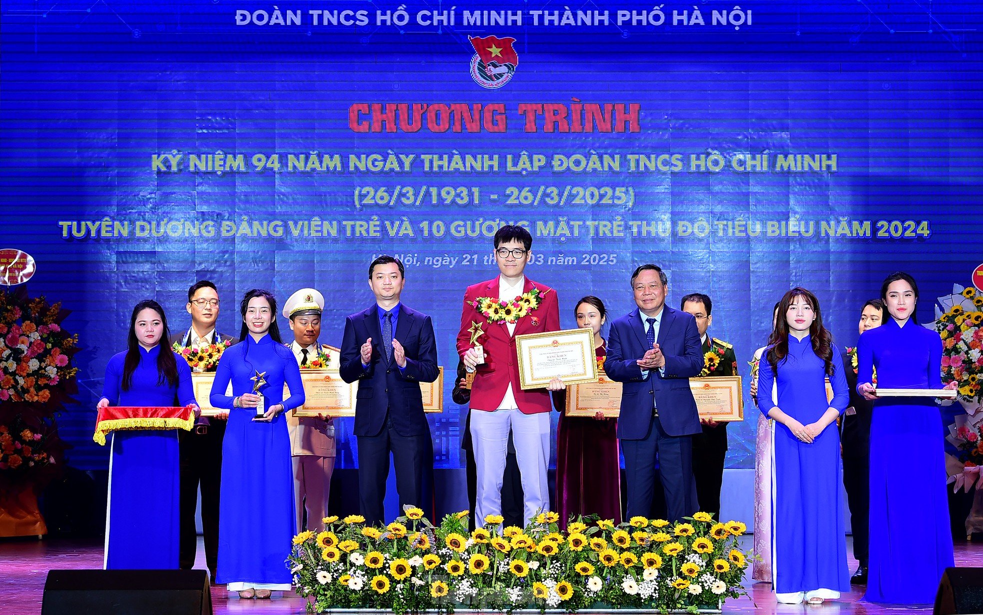 La actriz Bao Thanh y la profesora asociada más joven de Vietnam fueron honradas como Rostros Jóvenes Destacados de la Capital 2024 foto 13