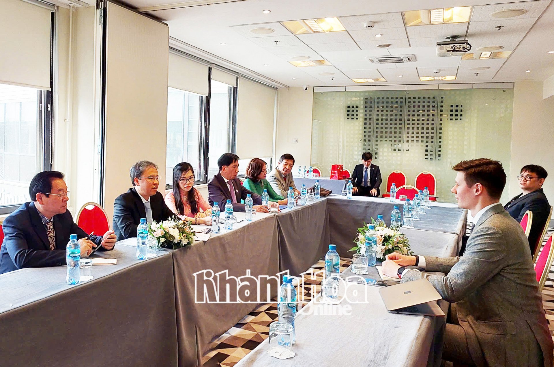 Phó Chủ tịch UBND tỉnh Trần Hòa Nam và các thành viên đoàn công tác làm việc với hãng hàng không Aeroflot.