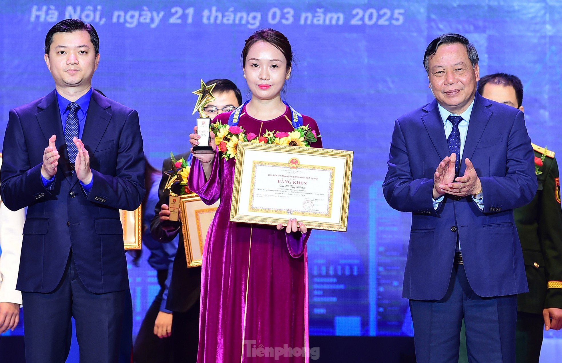 La actriz Bao Thanh y la profesora asociada más joven de Vietnam fueron honradas como Rostros Jóvenes Destacados de la Capital 2024 foto 16