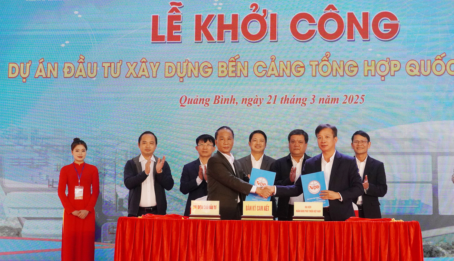 Der Investor Hon La Port Joint Stock Company und die Niederlassung der Vietnam Development Bank in Quang Binh unterzeichneten eine Kreditzusage.