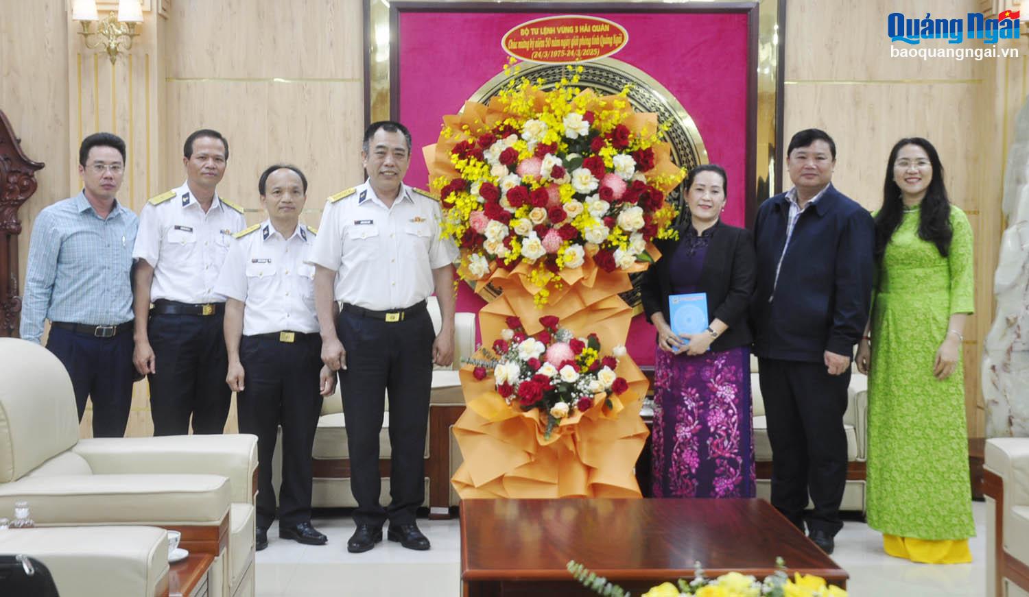 The delegation of Naval Region 3 presented congratulatory flower baskets on the occasion of the 50th anniversary of the Liberation of Quang Ngai province.