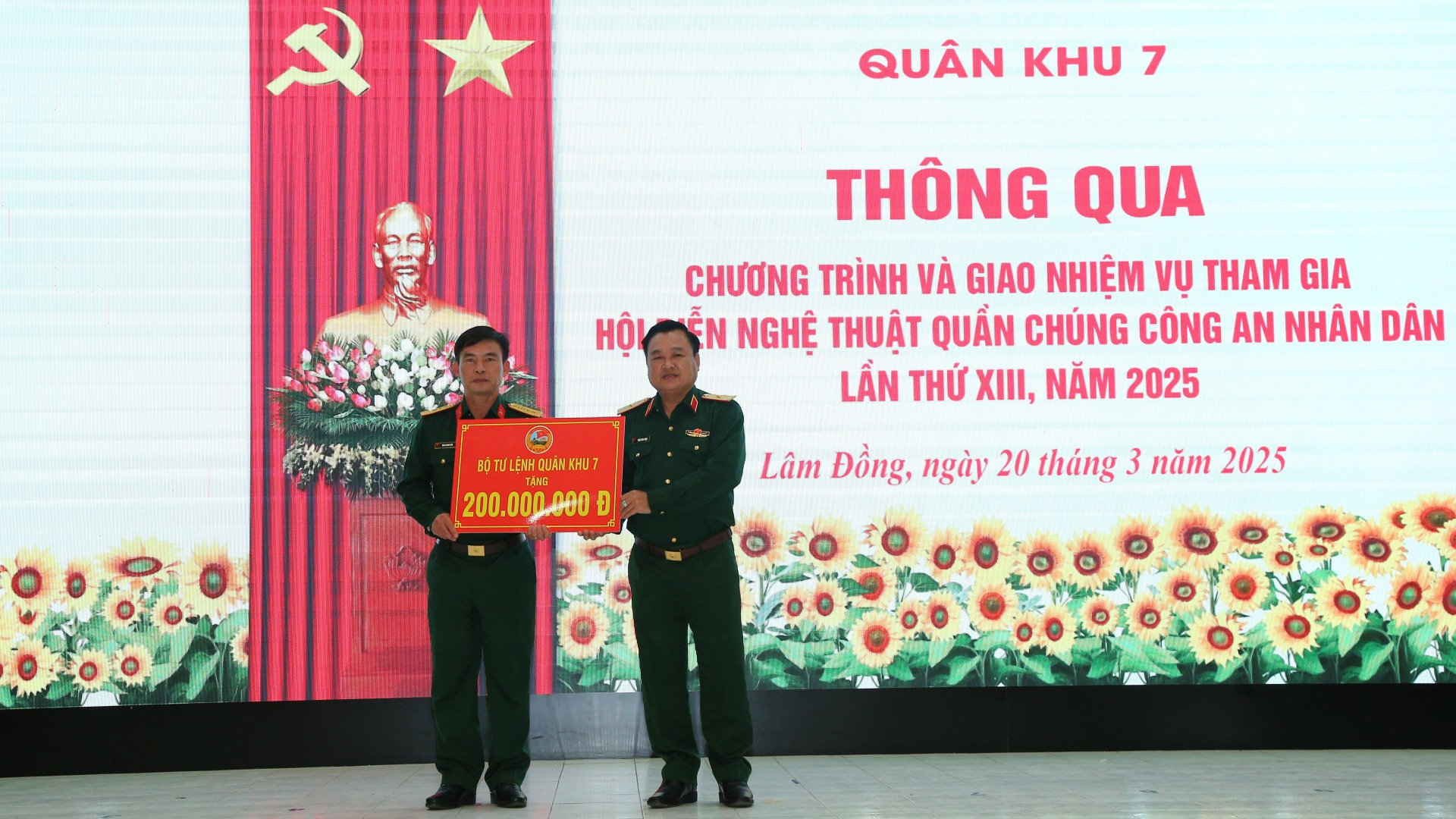 Thiếu tướng Trần Vinh Ngọc - Chính uỷ Bộ Tư lệnh Quân khu 7 trao tặng 200 triệu đồng cho Đoàn Nghệ thuật quần chúng của LLVT tỉnh Lâm Đồng