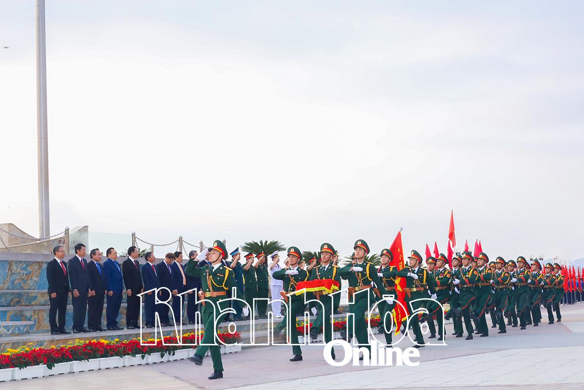 Imagen del desfile militar durante la ceremonia de izamiento de la bandera en la Plaza 2 de Abril.  