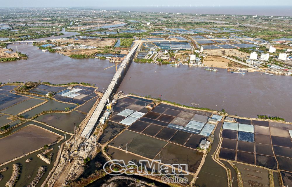 04/- El proyecto de construcción del puente Ganh Hao tiene una inversión total de 655,768 mil millones de VND (de los cuales, la construcción e instalación del puente Ganh Hao es de 439,030 mil millones de VND) y se completará el 30 de abril de 2025.