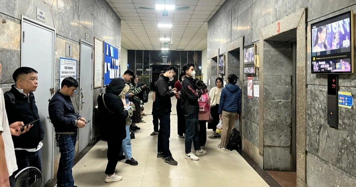 Hanoi: Atormentado por la espera del ascensor en un edificio de apartamentos de mil millones de dólares, caminando durante días hasta que te duelen las piernas.