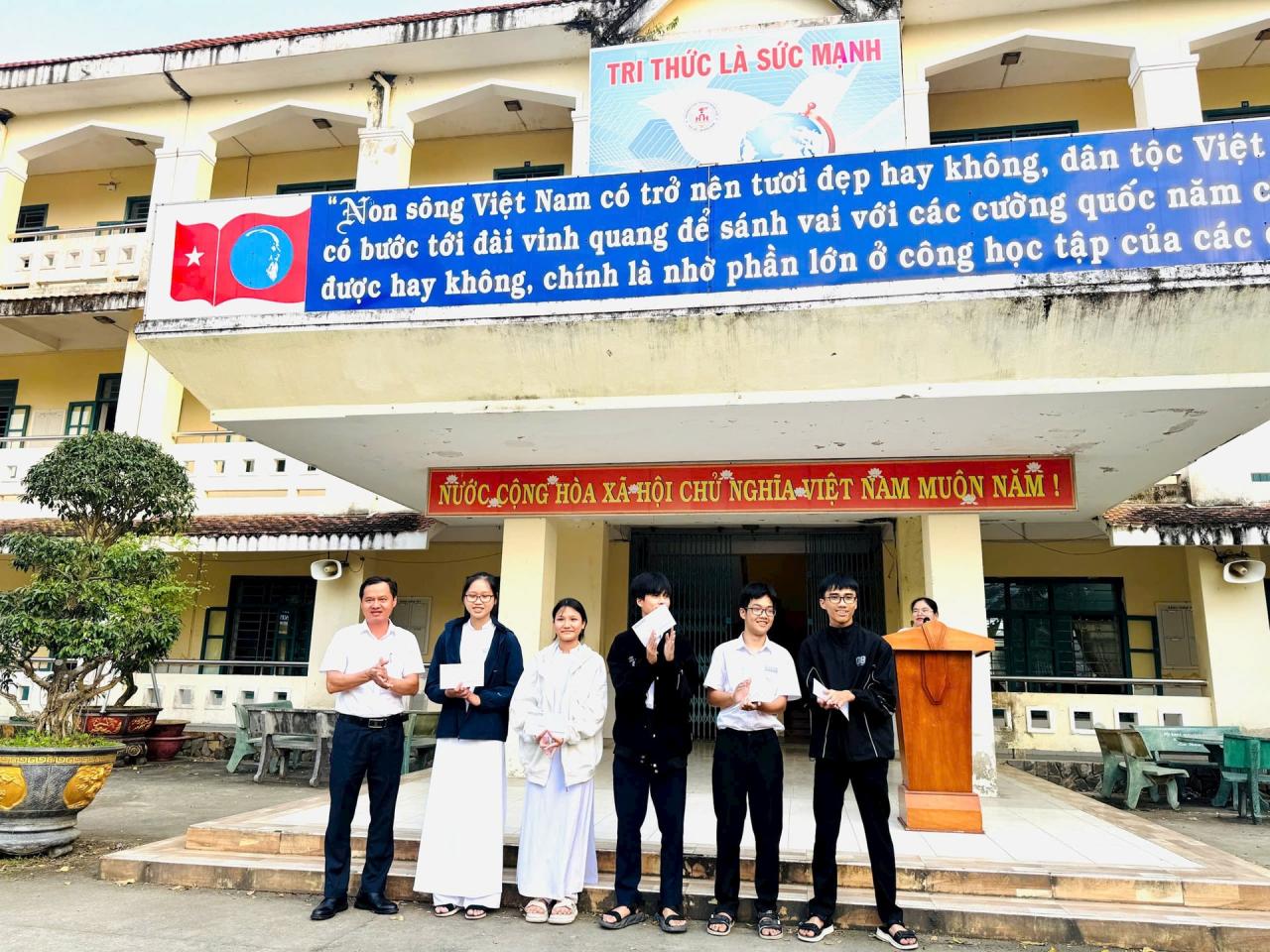 Huynh Ngoc Hue High School, Dai Loc awards prizes to students with weekly results