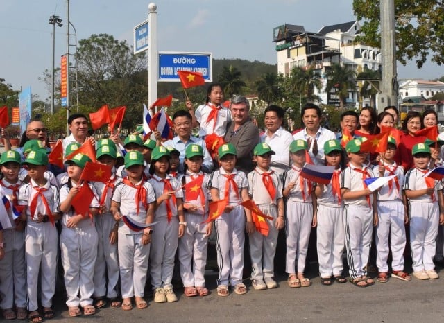 Deputy Prime Minister Le Thanh Long attended the ceremony of attaching nameplates to construction works in Dien Bien Phu City.