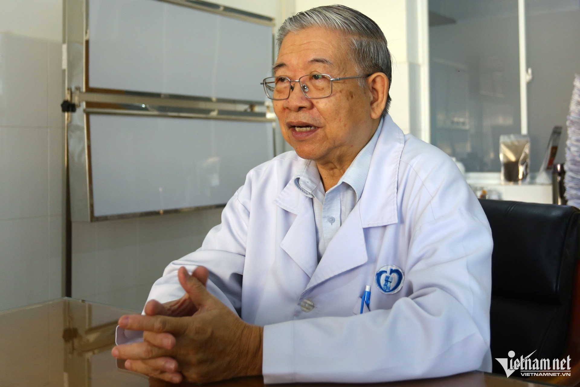 Doctor retired for more than 10 years but still dedicated to 'reviving' hearts