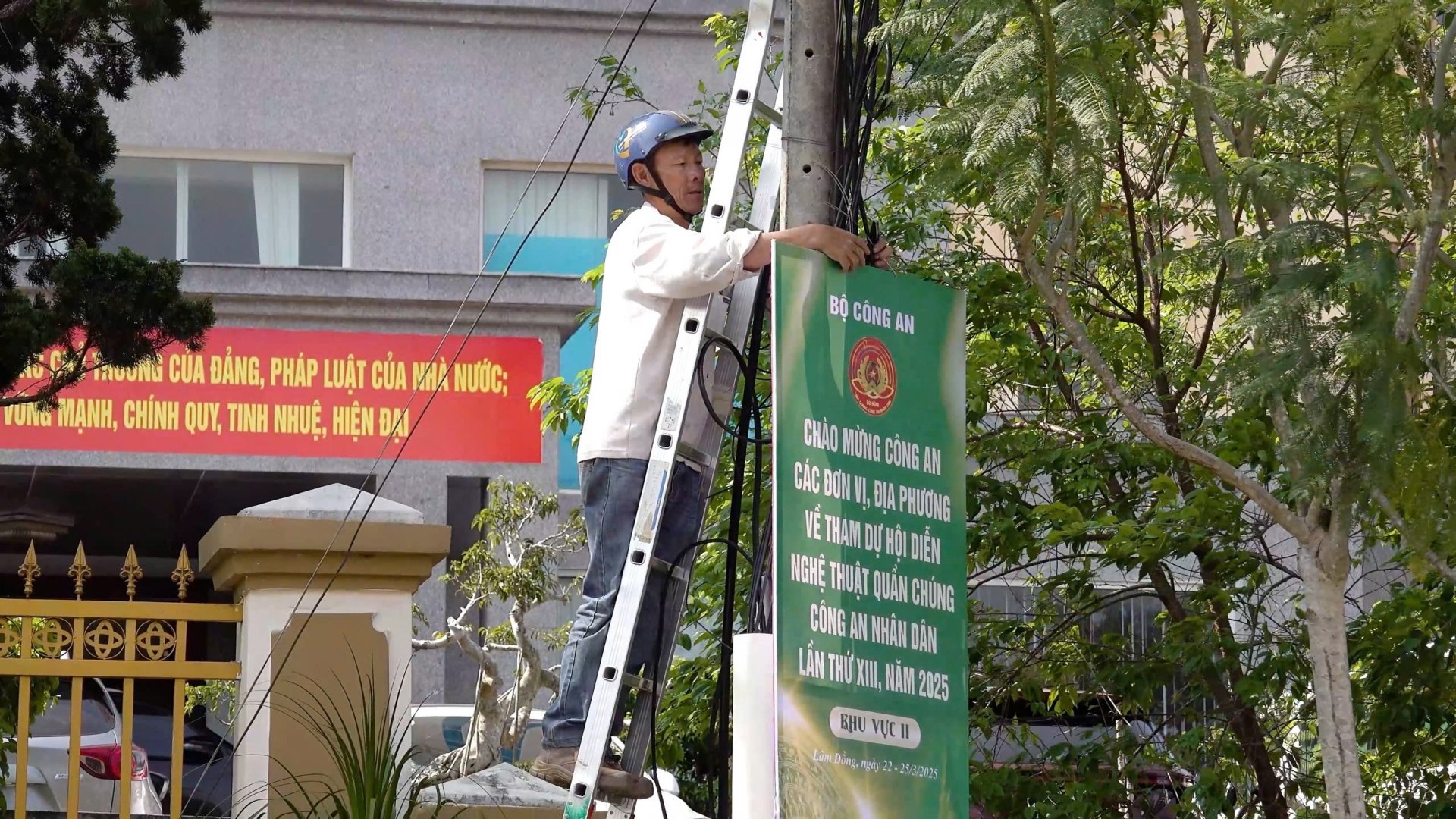 축제 주최측은 축제 포스터를 대중에게 널리 홍보했습니다.  