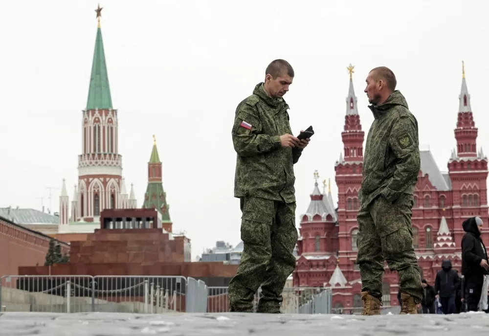 Quân nhân Nga đi bộ qua Quảng trường Đỏ sau trận tuyết rơi ở Moscow, Nga, ngày 17/3. (Nguồn: EPA)