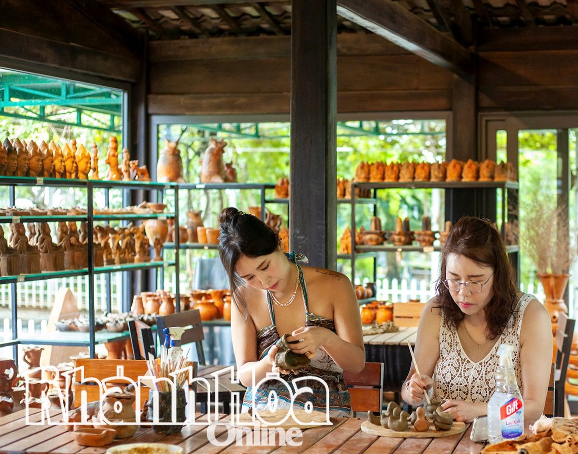 L’exemption de visa a facilité le voyage des touristes coréens au Vietnam. Sur la photo : des touristes coréens s'exercent à la fabrication de poterie pendant leurs vacances sur l'île de Champa à Nha Trang.