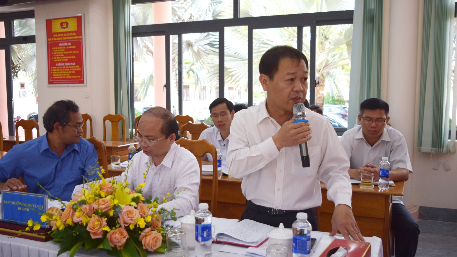 Genosse Tran Hong Quyet - Sekretär des Parteikomitees des Bezirks Di Linh sprach auf der Konferenz