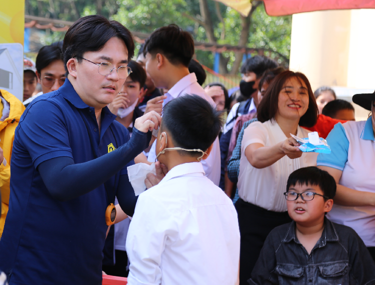 Derrière la caméra, MC Dai Nghia s'occupe des enfants orphelins.