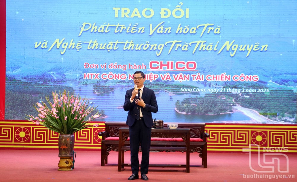 Nhà báo, nghệ nhân trà Hoàng Anh Sướng tâm huyết chia sẻ nghệ thuật thưởng trà tại Chương trình.