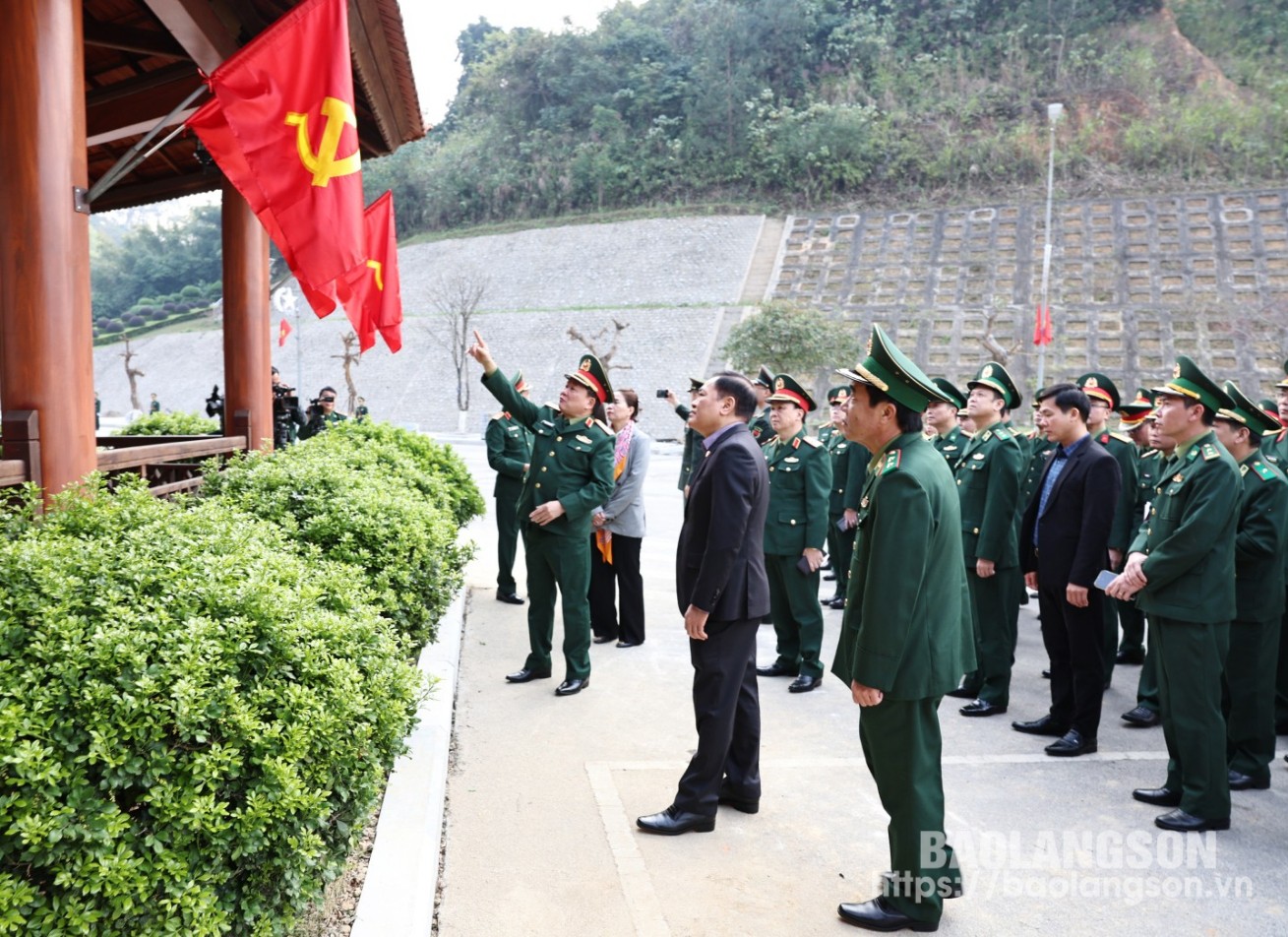 Senior Lieutenant General Hoang Xuan Chien, member of the Party Central Committee, member of the Central Military Commission, Deputy Minister of National Defense and members of the working delegation inspected the decoration work at Huu Nghi International Border Gate.