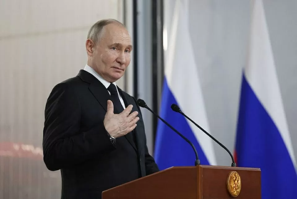 Tổng thống Nga Vladimir Putin phát biểu trong buổi lễ trao Huân chương Alexander Nevsky cho đội ngũ nhân viên của doanh nghiệp nghiên cứu và sản xuất Radar MMS tại Saint Petersburg, Nga ngày 19/2. Ông Putin cho biết, Ukraine sẽ không bị loại khỏi các cuộc