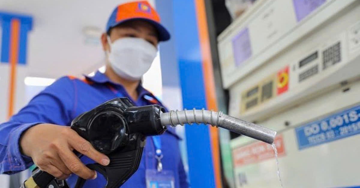 RON 95 gasoline price increases, returning to over 20,000 VND/liter