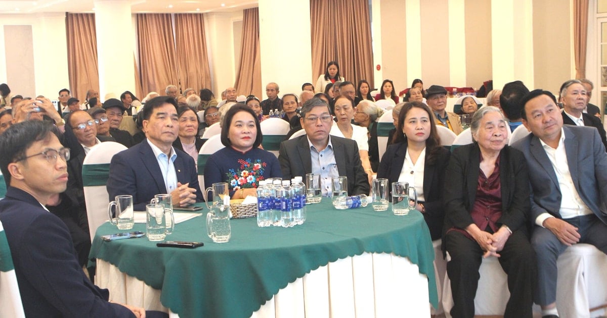 Reunión con antiguos cuadros de propaganda y lucha política del enemigo en la provincia de Quang Nam