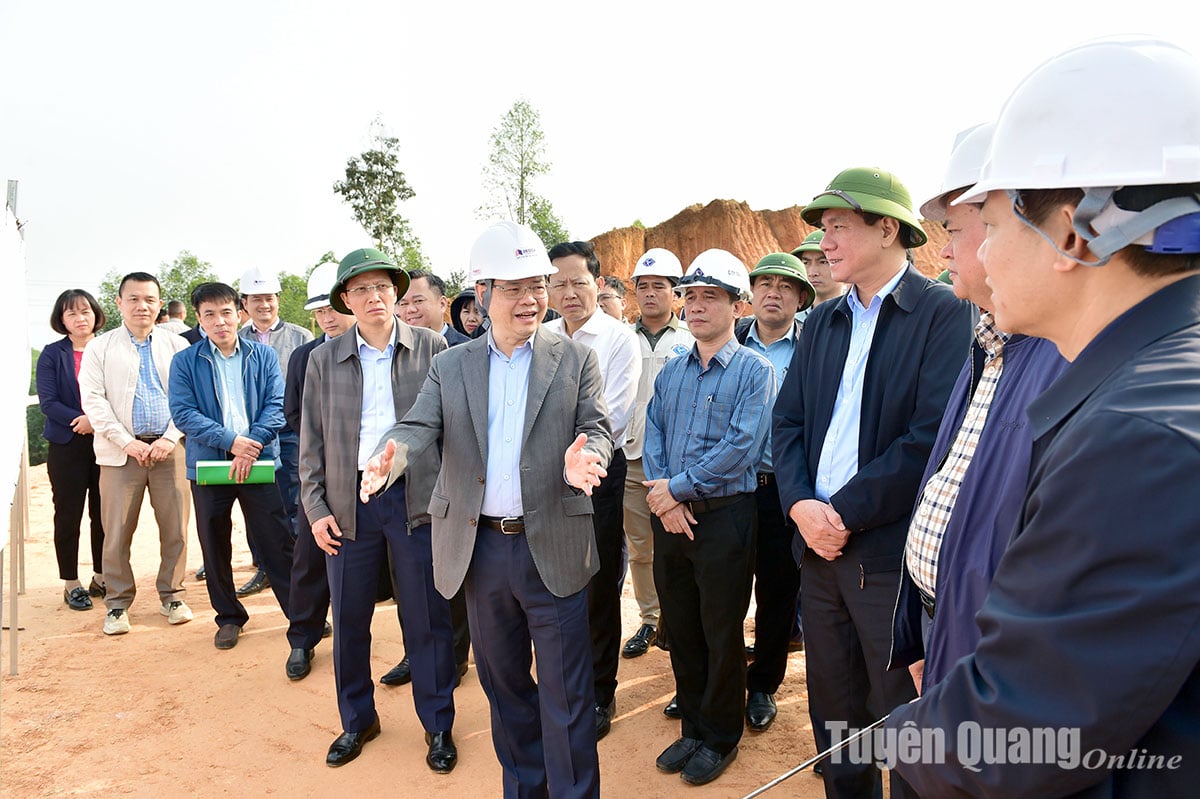 Chairman of the Provincial People's Committee Nguyen Van Son inspected the progress of the Tuyen Quang - Ha Giang Expressway Project.