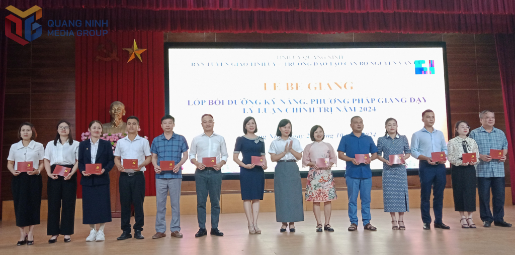 នាយកសាលាគរុកោសល្យ Nguyen Van Cu Cadre បានប្រគល់វិញ្ញាបនបត្របញ្ចប់វគ្គសិក្សាដល់សិស្សានុសិស្សនៃថ្នាក់។