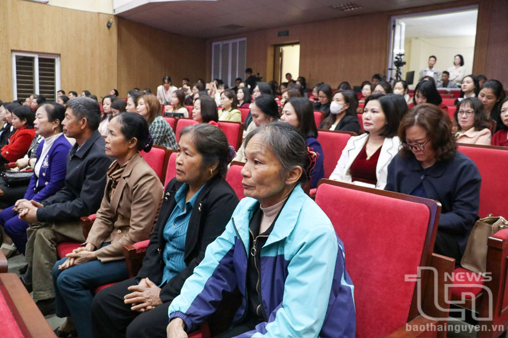 Người dân chăm chú nghe Nhà báo, nghệ nhân trà Hoàng Anh Sướng truyền thụ kiến thức về cách pha trà, quảng bá sản phẩm chè tại Chương trình.