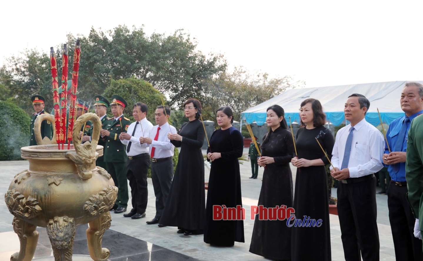 ผู้นำจังหวัดเยี่ยมชมสุสานวีรชน เนื่องในโอกาสครบรอบ 50 ปี การปลดปล่อยบิ่ญเฟื้อก