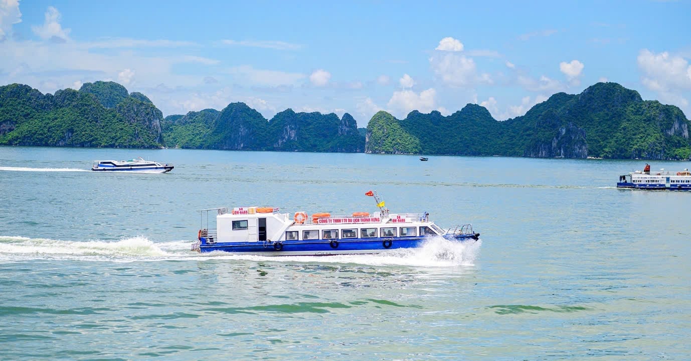 Convenient transportation, Cat Ba breaks through four-season tourism