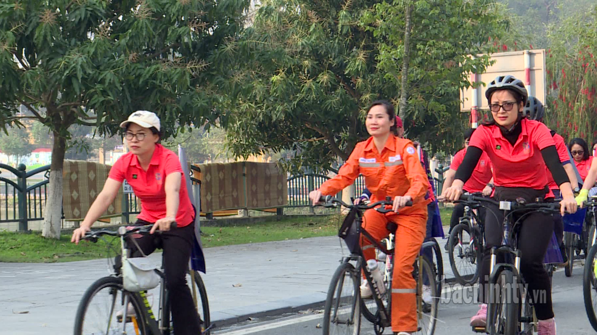 La compagnie d'électricité de Bac Ninh fait du vélo en réponse à l'Heure de la Terre 2025