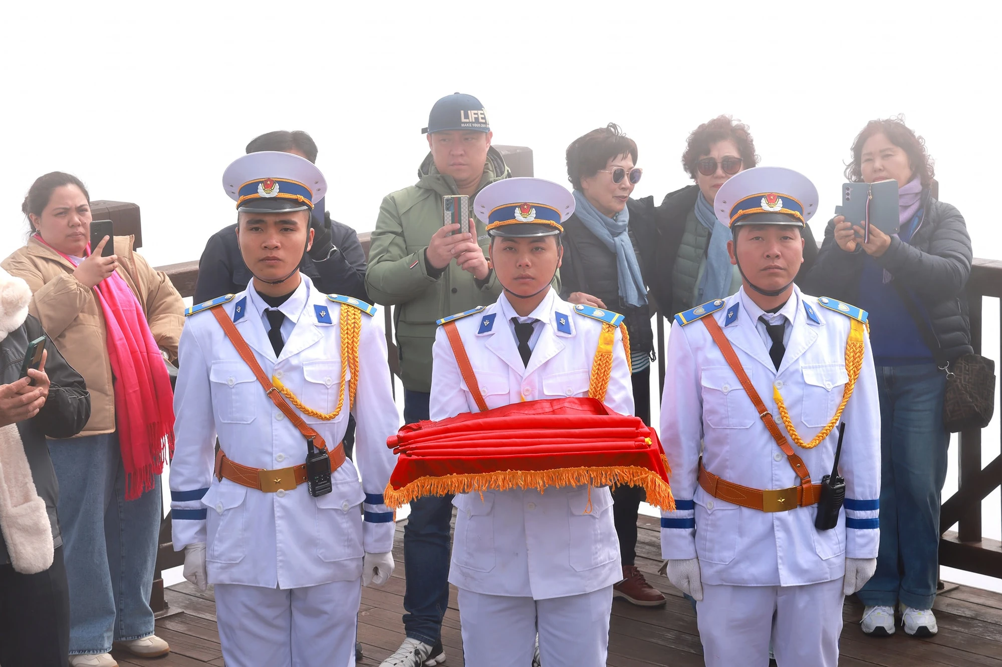 Sacred flag-raising ceremony on Fansipan peak photo 3