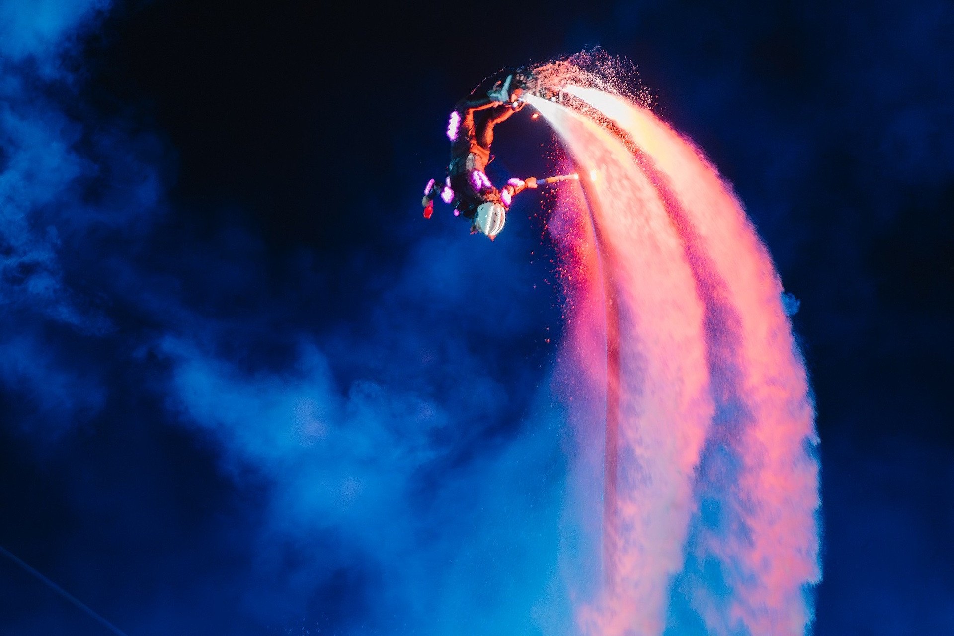 A4 Artiste Flyboard se produisant dans les airs.jpg