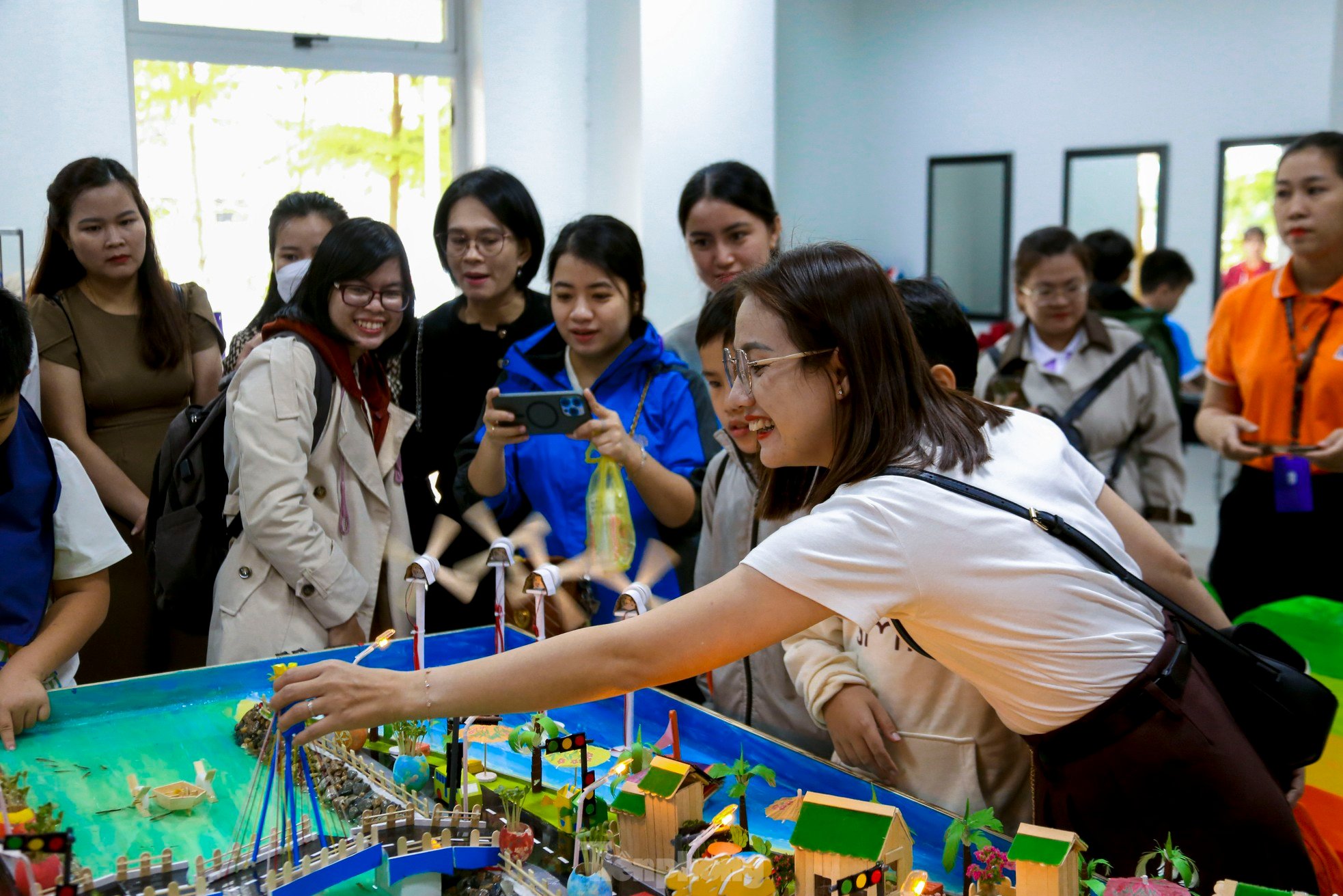 Mehr als 2.000 Da Nang-Studenten erleben begeistert Roboter und grundlegende Programmierung Foto 11