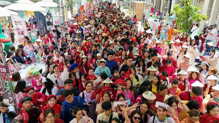 전통의상을 입은 사람들 대거 콘서트 참석 '형제, 수천 개의 장애물 극복' - 2