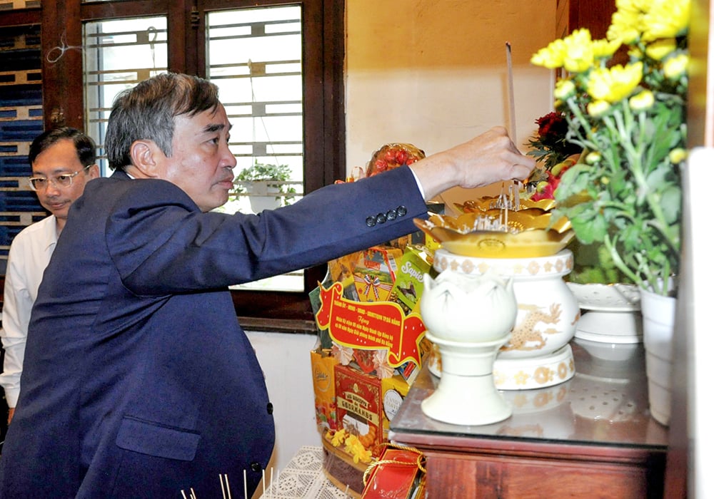 El presidente del Comité Popular de la ciudad, Le Trung Chinh, visitó a las familias y rindió homenaje a los ex líderes del Comité del Partido de la Zona Especial de Quang Da.