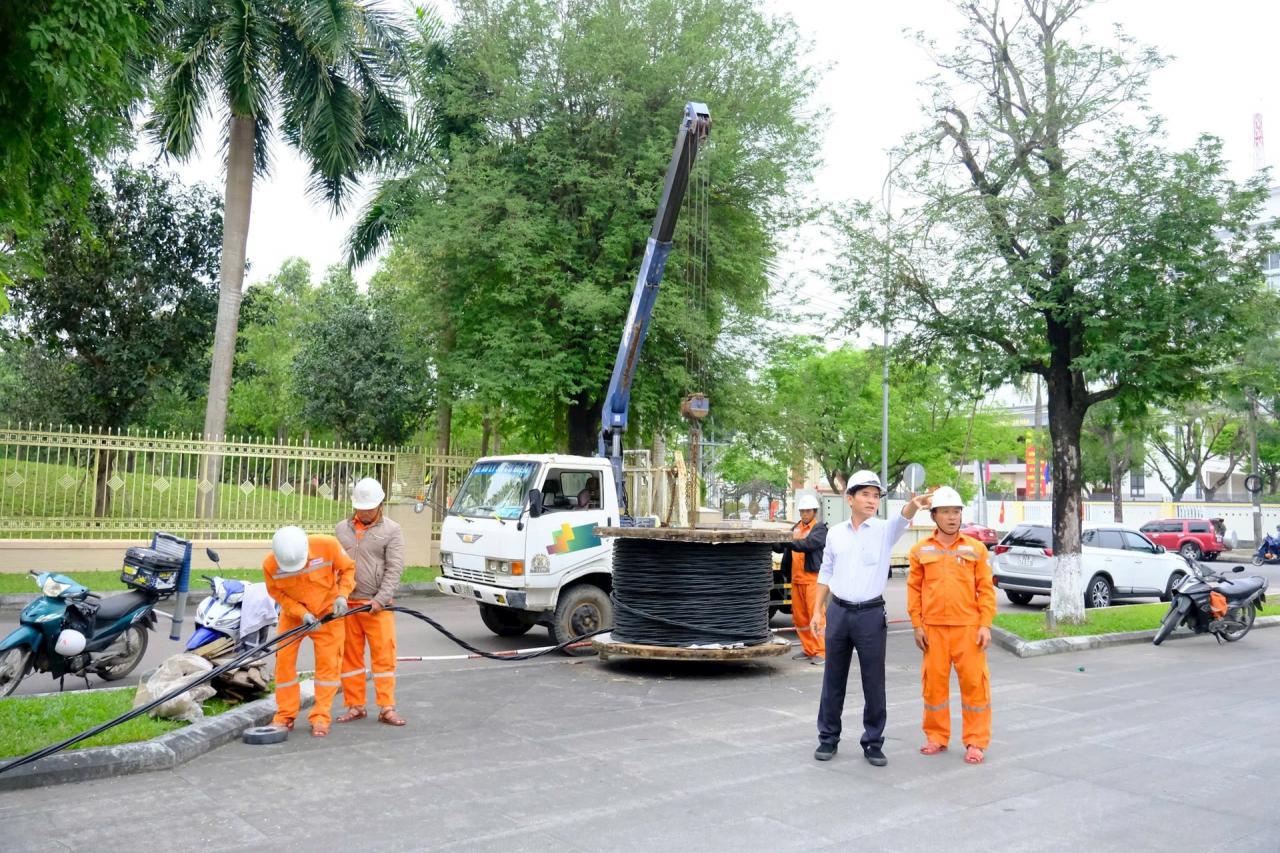 El Sr. Vo Anh Hung, subdirector de la empresa, dirige el suministro de energía en la Plaza 24/3, donde se lleva a cabo el programa artístico y el espectáculo de fuegos artificiales.