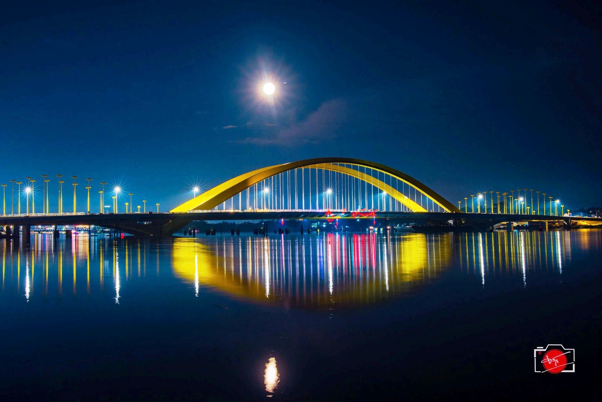 Unique 'royal golden parasol' on the billion-dollar bridge over the Perfume River photo 12