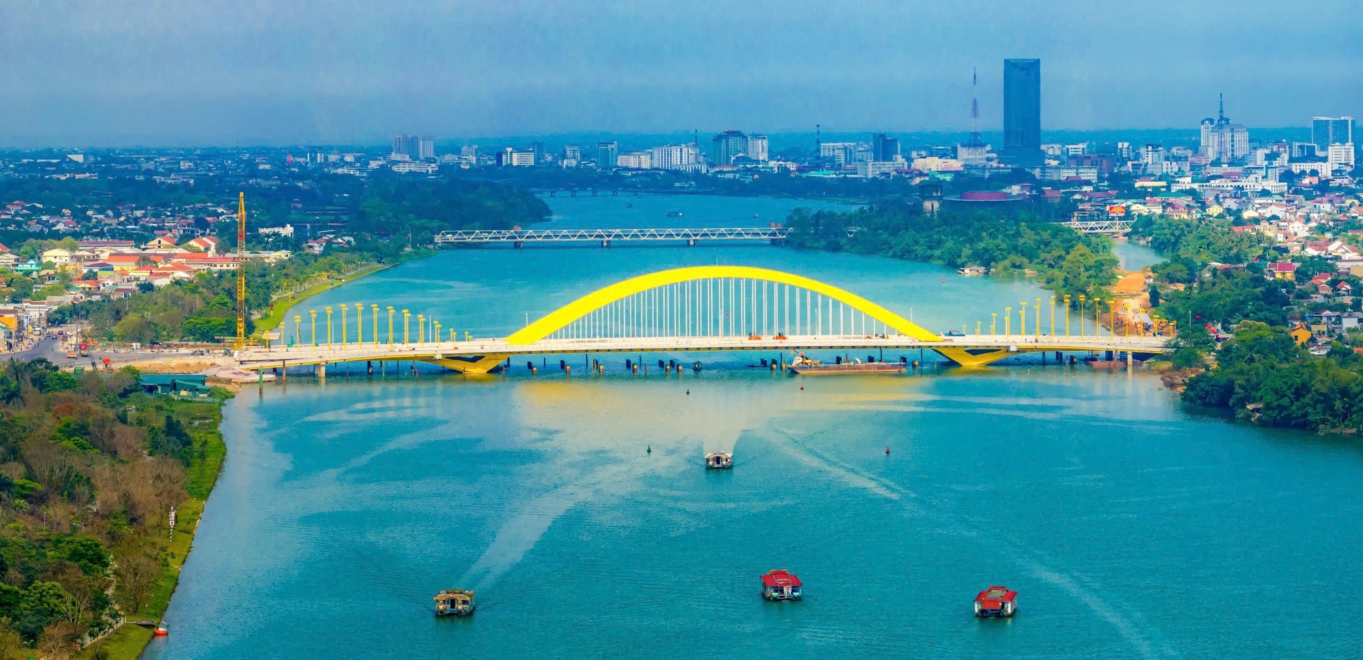 Unique 'royal golden parasol' on the billion-dollar bridge over the Perfume River photo 8