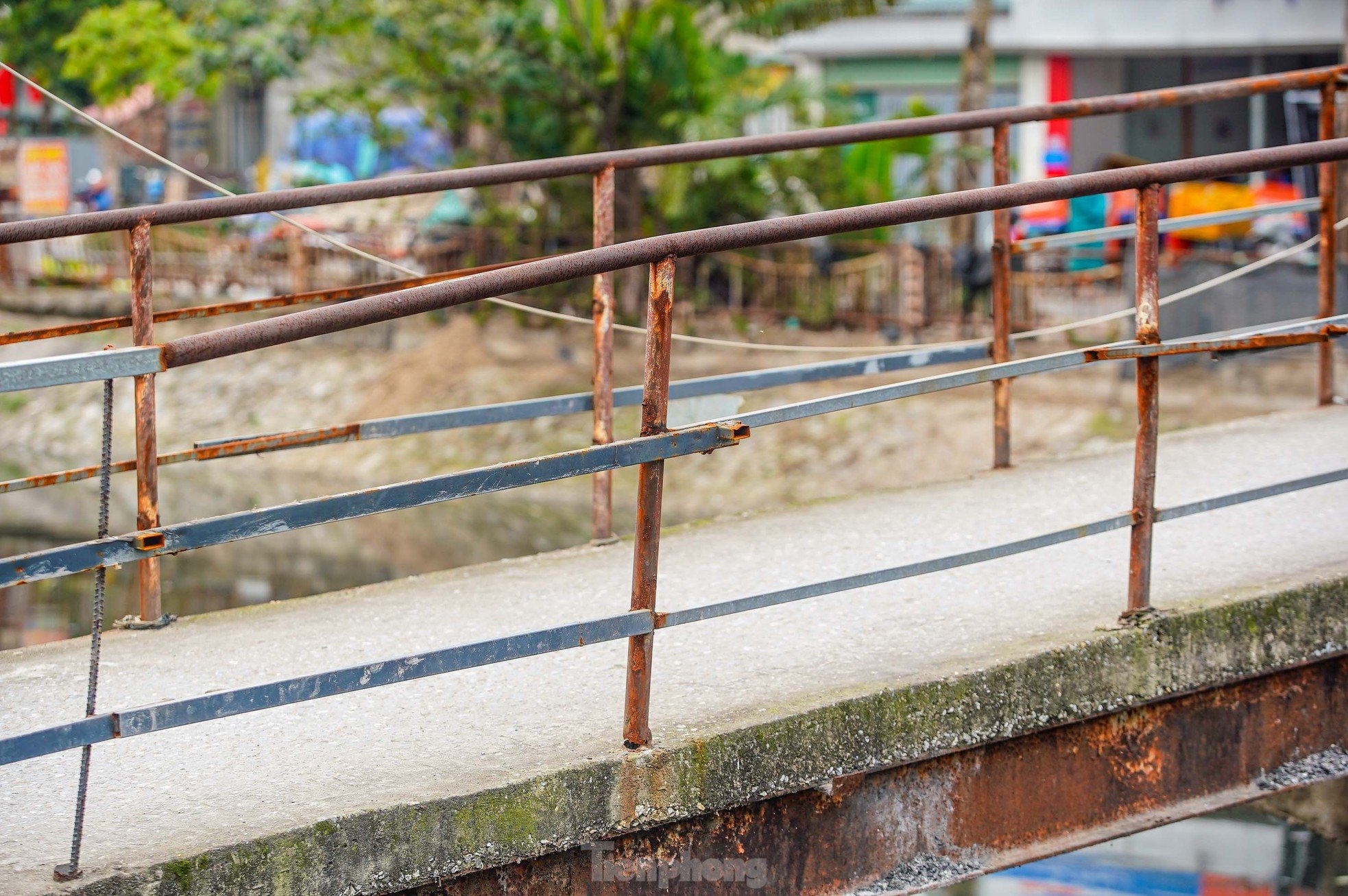 Close-up of degraded, rusty bridges in Hanoi photo 19