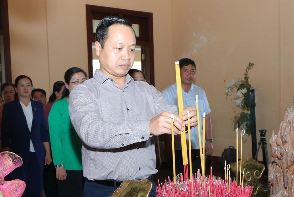 Provincial Party Secretary - Tran Tien Dung offers incense to Prime Minister Vo Van Kiet