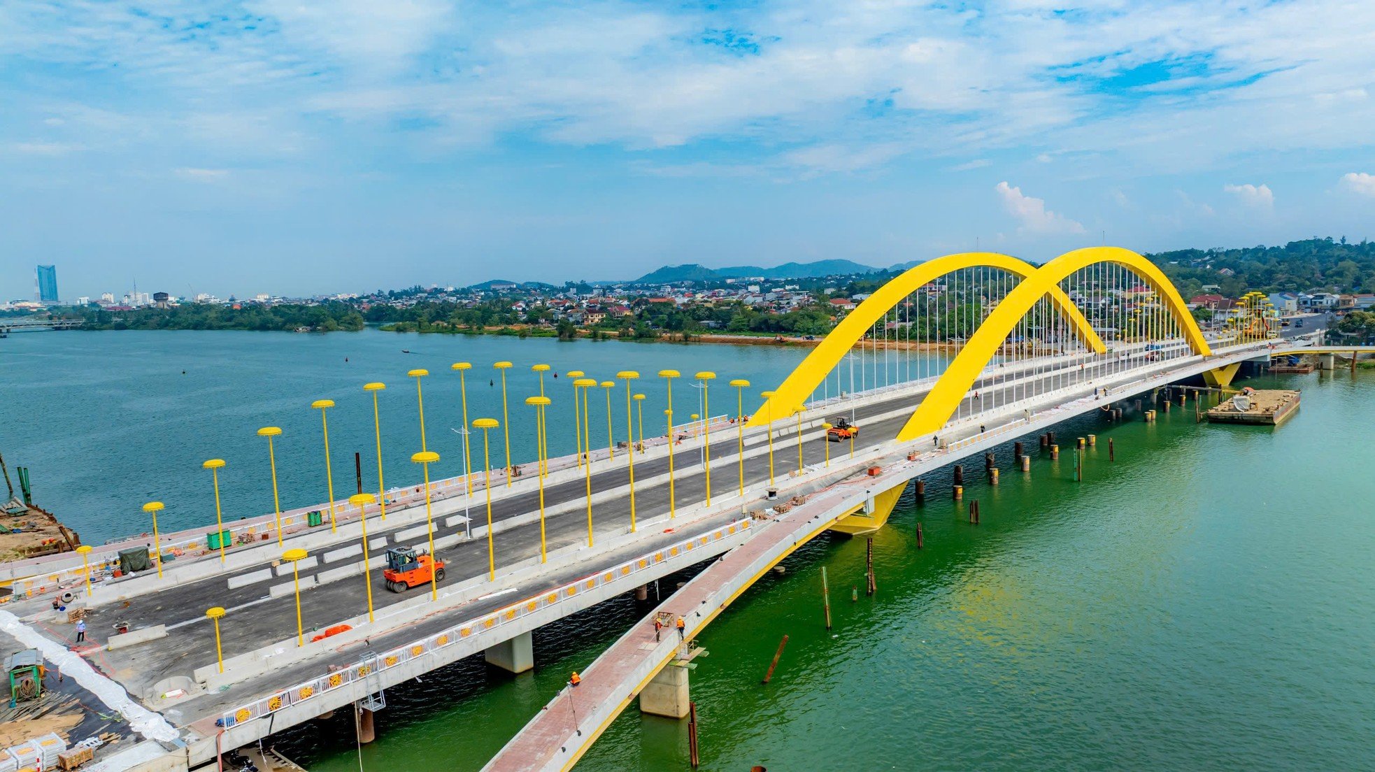 Unique 'royal golden parasol' on the billion-dollar bridge over the Perfume River photo 9